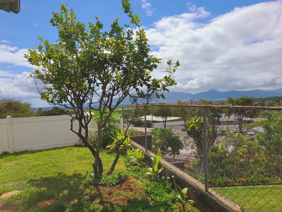 2238 Komo Mai Dr, Unit B in Pearl City, HI - Building Photo