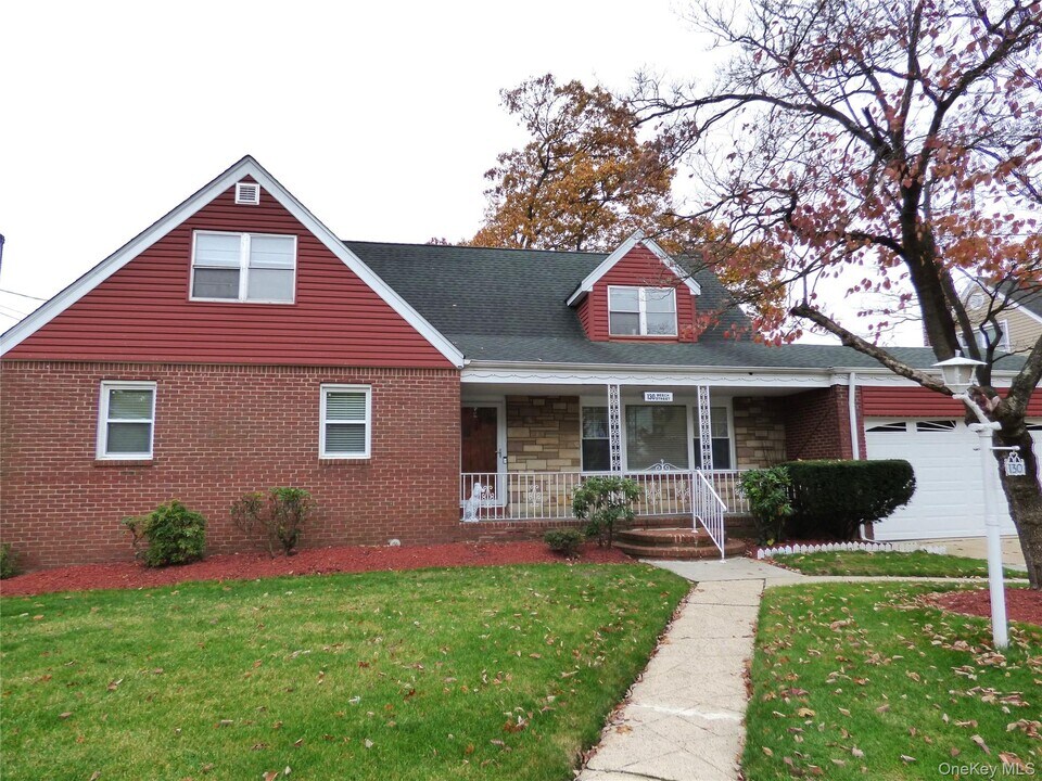 130 Beech St in Valley Stream, NY - Building Photo