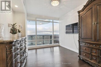 1 Bloor St E in Toronto, ON - Building Photo - Building Photo