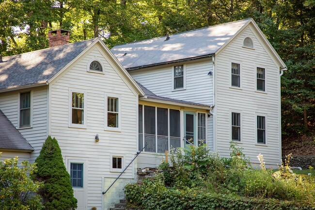 24 Bunker Hill Rd in Salisbury, CT - Building Photo - Building Photo