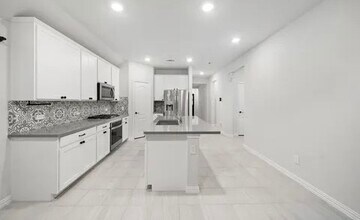 334 S Cadence Hills Loop in Willis, TX - Foto de edificio - Building Photo