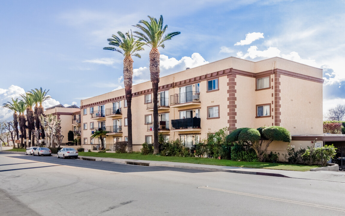 Las Golondrinas Apartments in San Gabriel, CA - Building Photo