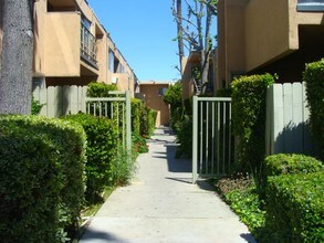 20951 Roscoe Blvd in Canoga Park, CA - Building Photo - Building Photo