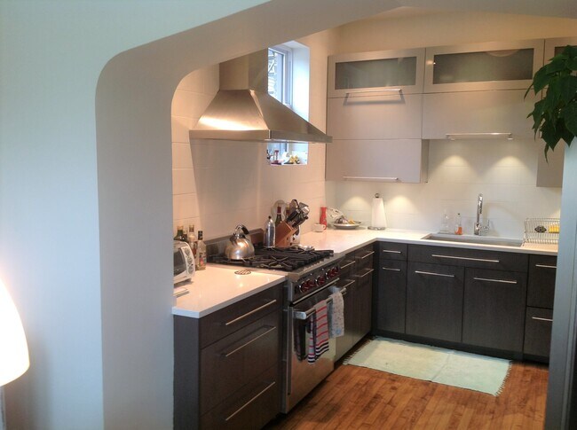 1251 W Columbia Ave, Unit #1 in Chicago, IL - Building Photo - Building Photo