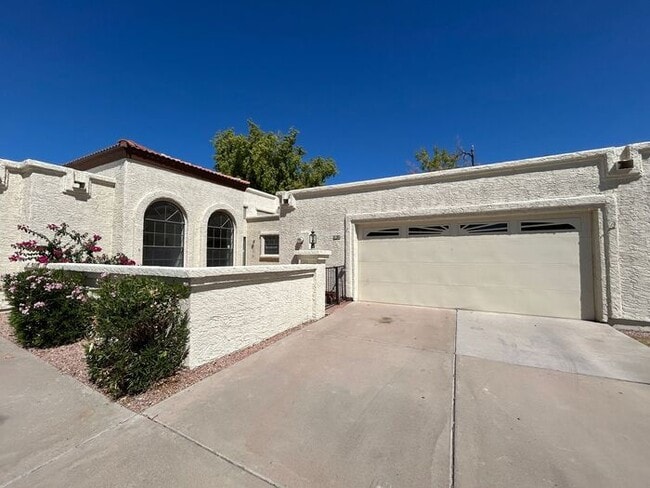 property at 1912 E Vinedo Ln