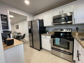 170 Turtle Lake Ct in Naples, FL - Building Photo - Building Photo