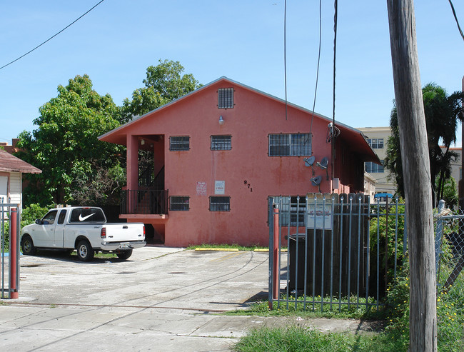 871 NW 2nd St in Miami, FL - Building Photo - Building Photo