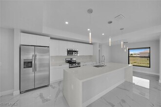1102 Santa Barbara Blvd N in Cape Coral, FL - Foto de edificio - Building Photo