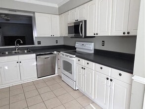 4310 Brighton Ln in Chesapeake, VA - Foto de edificio - Building Photo