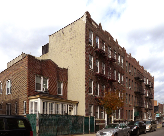 48-16 46th St in Flushing, NY - Foto de edificio - Building Photo