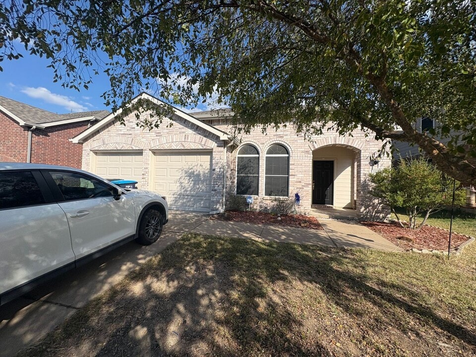 13900 Rustler Pass Ranch Rd in Roanoke, TX - Building Photo