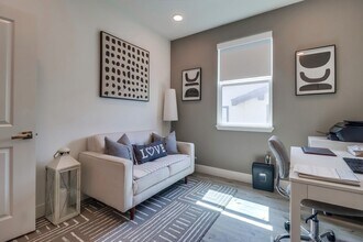 2604 Ridgeway Dr-Unit -2201 in National City, CA - Foto de edificio - Building Photo