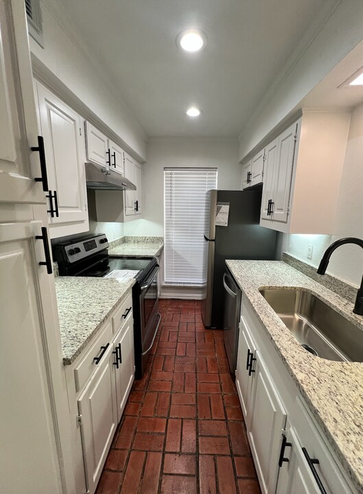 900 S Weatherred Dr in Richardson, TX - Building Photo