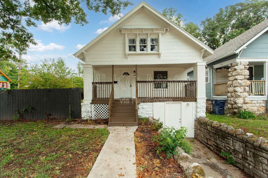 3803 Highland Ave in Kansas City, MO - Building Photo