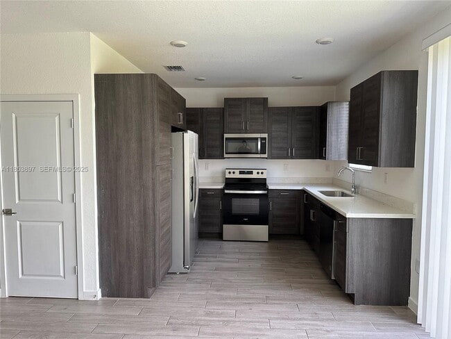 1092 SE 23rd Ave in Homestead, FL - Foto de edificio - Building Photo