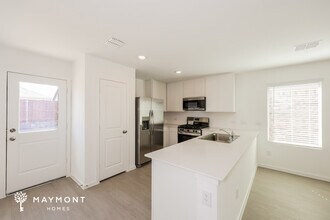 1065 Neyland Dr in Ennis, TX - Foto de edificio - Building Photo