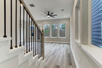 9404 Rain Mood Ln in Houston, TX - Foto de edificio - Building Photo