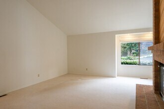 5285 Highland Dr in Bellevue, WA - Building Photo - Building Photo