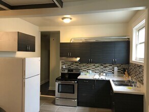 241 Queen St S in Hamilton, ON - Building Photo - Building Photo