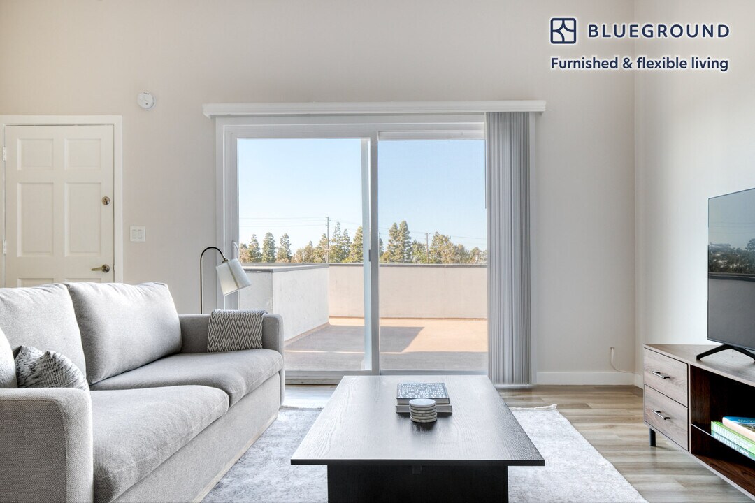 1115 Barbara St, Unit FL1-ID1003 in Redondo Beach, CA - Building Photo