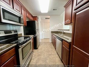 2550 E River Rd in Tucson, AZ - Foto de edificio - Building Photo