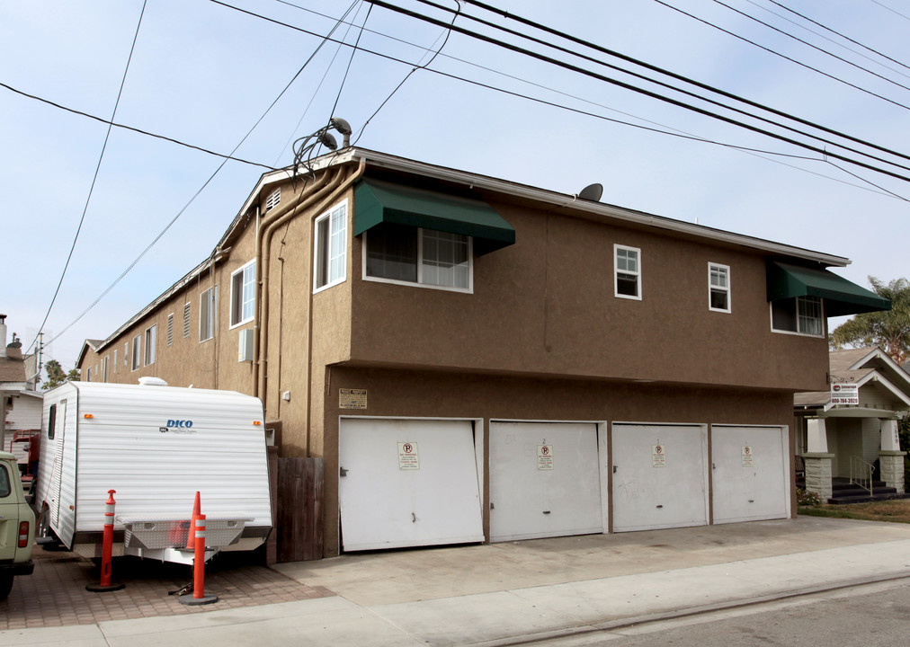 3700 E 4th St in Long Beach, CA - Building Photo