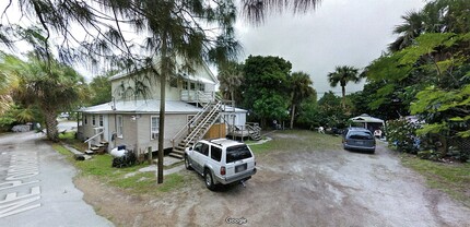 2172 NE Poinciana Ter in Jensen Beach, FL - Building Photo - Building Photo