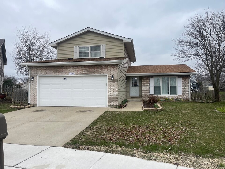 1964 Crescent Ln in Hoffman Estates, IL - Foto de edificio