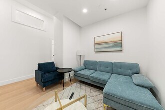 19 St Marks Pl in New York, NY - Building Photo - Building Photo