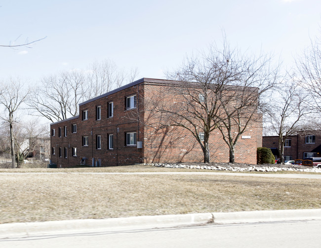 Creekview Apartments in Lisle, IL - Building Photo - Building Photo