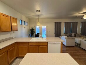 1251 E Runaway Bay Dr in Chandler, AZ - Foto de edificio - Building Photo