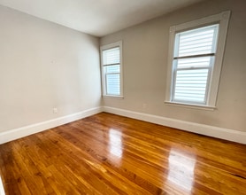 108 Buttonwood St, Unit 2 in Boston, MA - Foto de edificio - Building Photo