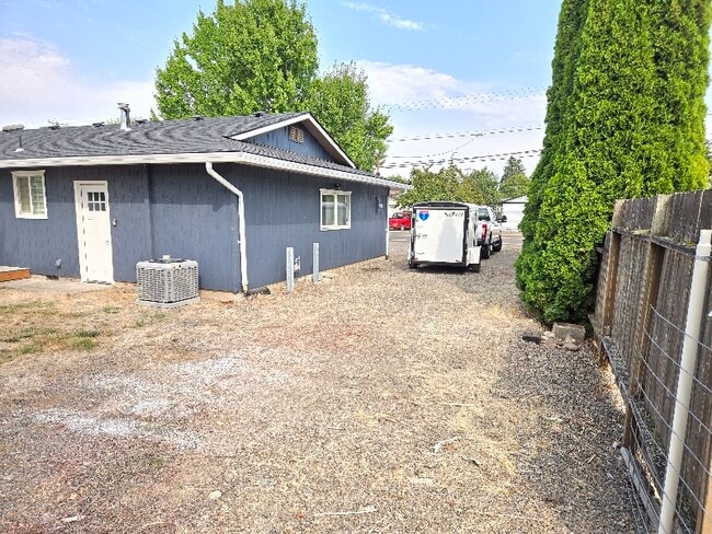 6095 McLeod Ln NE in Keizer, OR - Building Photo - Building Photo