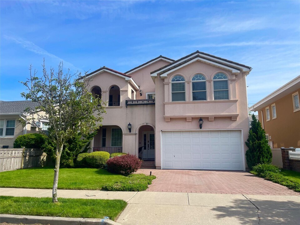 15 W Penn St in Long Beach, NY - Building Photo