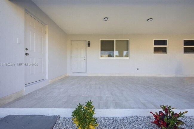 2440 Hayes St in Hollywood, FL - Building Photo - Building Photo