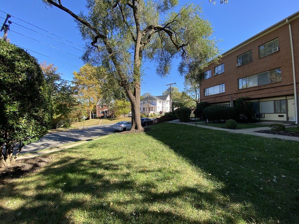 Westover Court Apartments in Arlington, VA - Building Photo