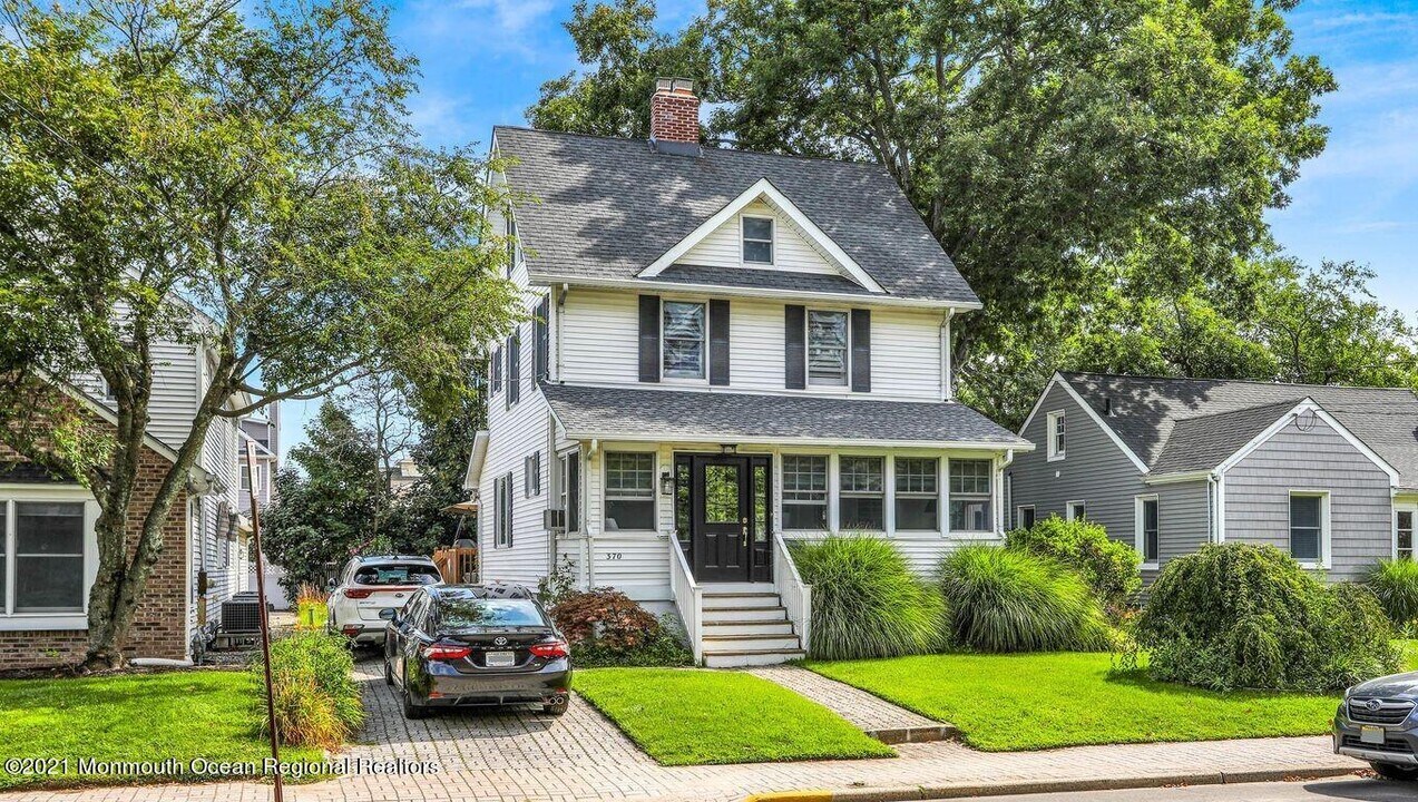 370 E Main St in Manasquan, NJ - Building Photo
