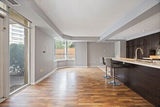 300 Balliol St in Toronto, ON - Building Photo - Building Photo