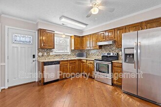 1102 Palmerton Dr in Newport News, VA - Foto de edificio - Building Photo