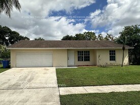 127 Dove Cir in Royal Palm Beach, FL - Building Photo