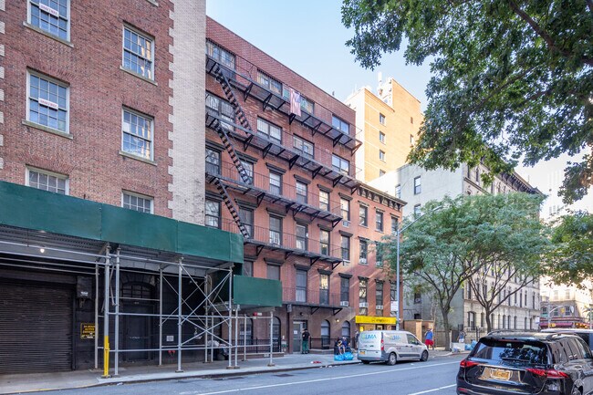 138-140 E 31st St in New York, NY - Foto de edificio - Building Photo