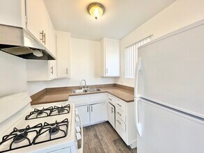 11604 Sylvan St in Los Angeles, CA - Foto de edificio - Building Photo