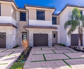 9113 NW 159th St in Miami Lakes, FL - Building Photo - Building Photo