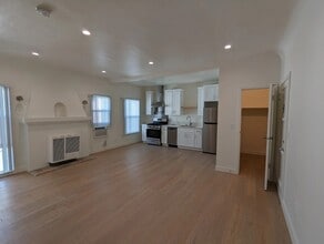 559 Normandie Ave, Unit 203 in Los Angeles, CA - Foto de edificio - Building Photo