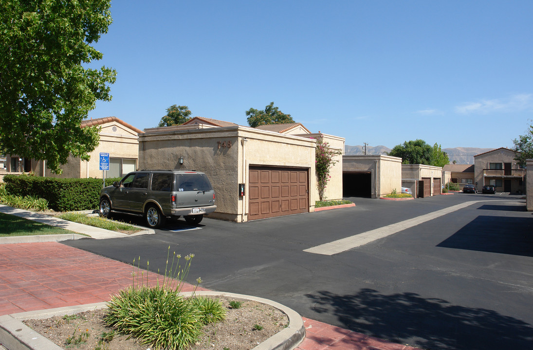 Villa Dos Teresa in Fillmore, CA - Building Photo