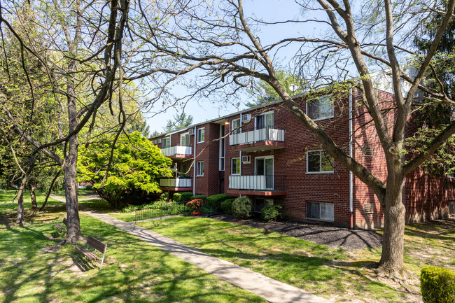 Forest Glen Condominiums in Philadelphia, PA - Foto de edificio - Building Photo