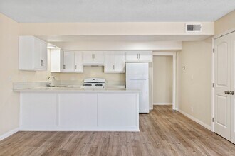 1022 El Camino Dr, Unit B in Costa Mesa, CA - Building Photo - Building Photo