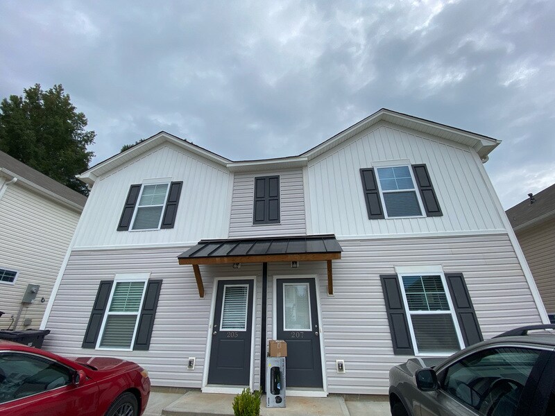 207 Royal Way in Pendleton, SC - Building Photo