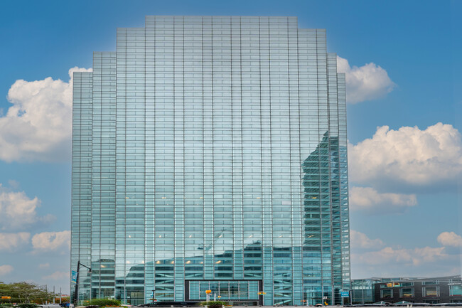 Skyline Tower in Long Island City, NY - Building Photo - Building Photo