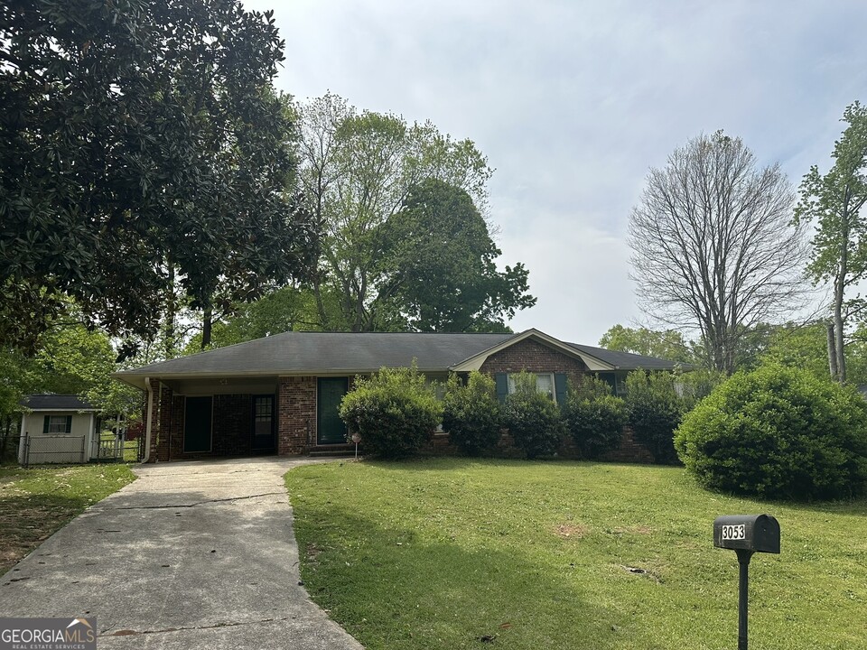 3053 Menlo Park Dr in Rex, GA - Foto de edificio